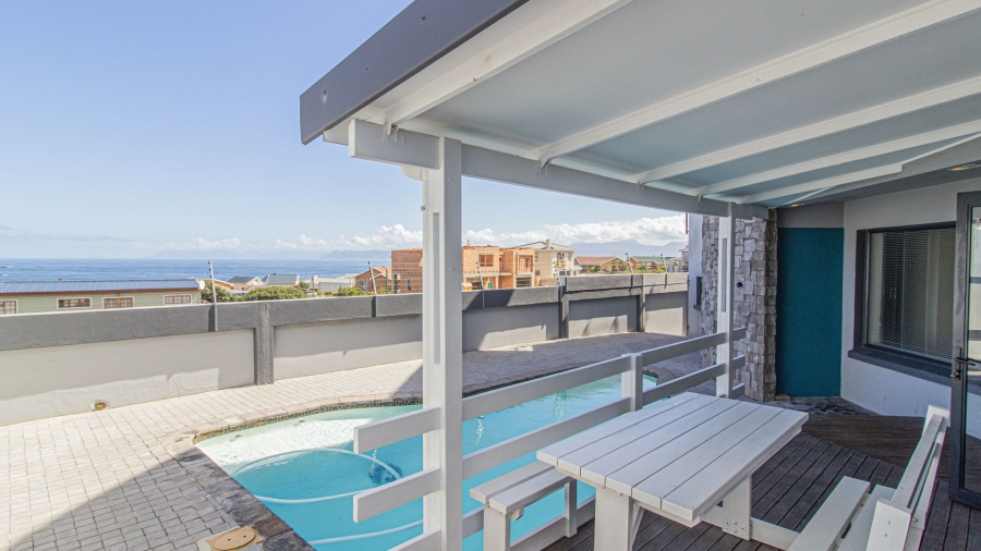 4 Bedroom Property for Sale in Perlemoenbaai Western Cape